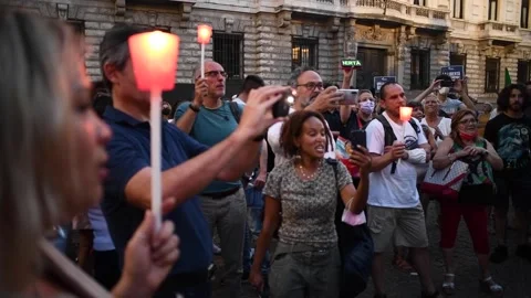 No green pass candlelight vigil against mandatory Covid19 health pass in Italy Vídeo Stock 159727002