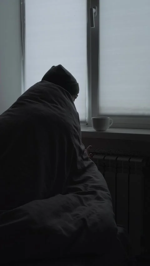No heating at home, man sitting under blanket in cold room, winter energy crisis Vídeos de archivo 329626604