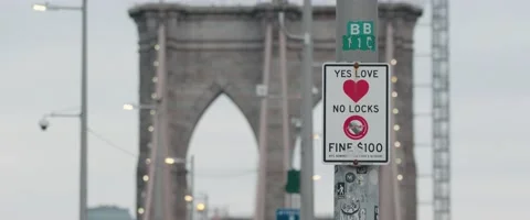 No Locks Warning Sign - Brooklyn Bridge Vidéo 153676819