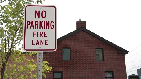 No parking fire lane vertical rectangle vintage style sign on post with red Vídeo Stock 249102728
