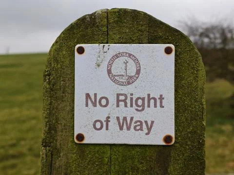 No Right of Way sign fixed to a moss-covered wooden post Stock Photos