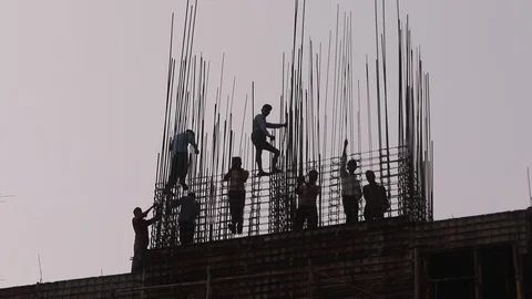 No safety measures for construction workers Video stock 98029058
