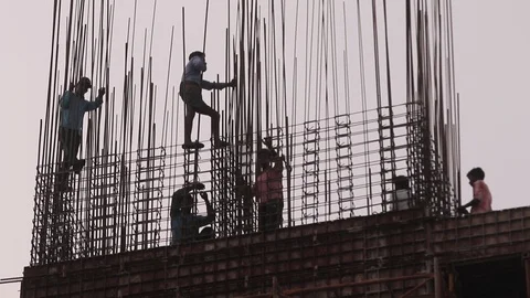 No safety measures for construction workers Video stock 98029133