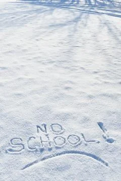 NO SCHOOL written in the freshly fallen snow. Foto stock