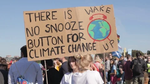 No Snooze button for climate change sign - Edinburgh Climate March (3rd Global) Vídeo Stock 117827823