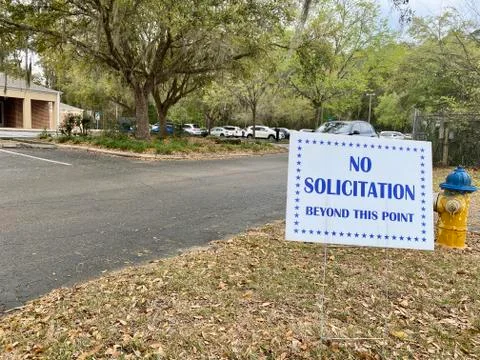 No Solicitation Beyond This Point Yard Sign at local precinct Stock-Fotos