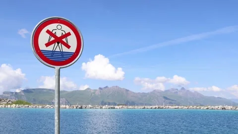 No swimming allowed sign in front of a lake Video stock 281949154