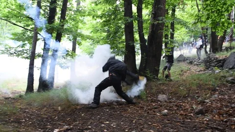 NO TAV protest turns violent against police in Susa Valley, Italy Vídeo Stock 113135136
