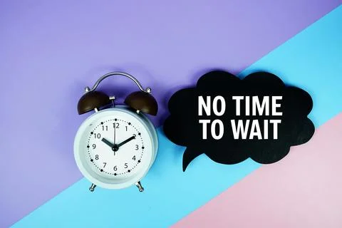 No Time To Wait text on speech bubble with alarm clock top view on blue, pu.. Foto stock