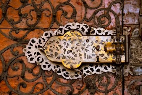 Noble antique patterned door lock on old wooden door with ornaments Stock-Fotos