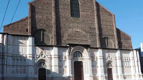 Nobody in Piazza Maggiore in front of S. Petronio basilica. Post covid19 Video stock 132819789