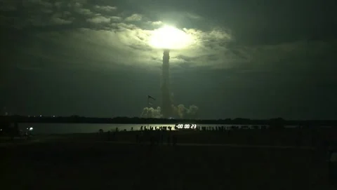Nocturnal Rocket Ascent: Ignition Plume Vídeo Stock 339273064