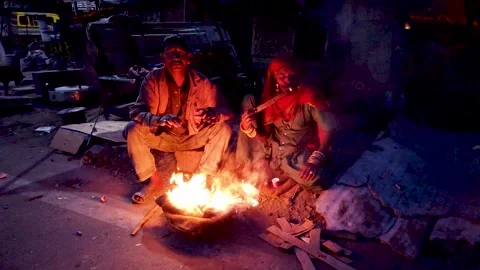 A Nomad couple warming in front of fire place in Udaipur, India. Stock Footage 269147504