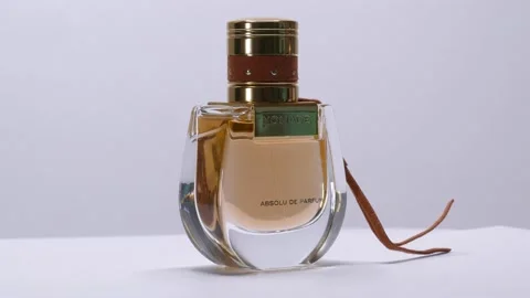 NOMADE Perfume bottle rotation in studio Stock-Footage 171574922