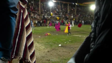 Non lethal bull tradition. Corrida de toros populares de Pillaro Ecuador_3.mov Video stock 335700020