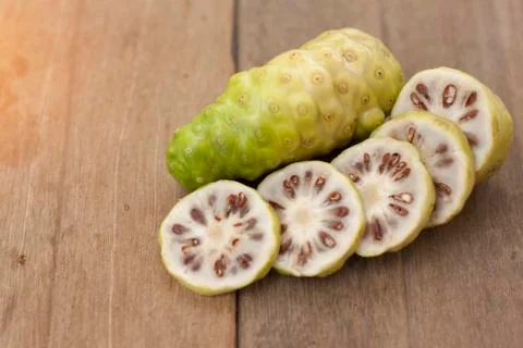Noni slice and fruit on table. Foto stock
