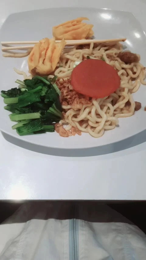 Noodle Set on White Plate, Vertical Footage 库存影片 334798966