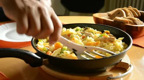 Noodles in a pan 스톡 동영상 11552372