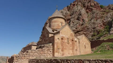 Noravank Monastery surrounded by rocky mountains on a clear sunny day. 스톡 동영상 336792471