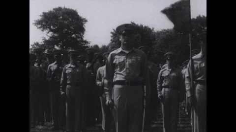 NORFOLK - 1965 - US Marines present arms to General Berkeley during his Vidéo 340587951