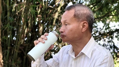Normal man drinking Vídeo Stock 347428288