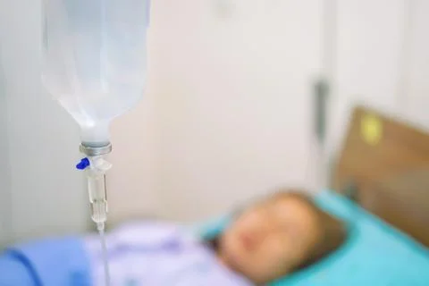 Normal saline solution or sodium chloride with infusion bottle drip for patie Foto stock
