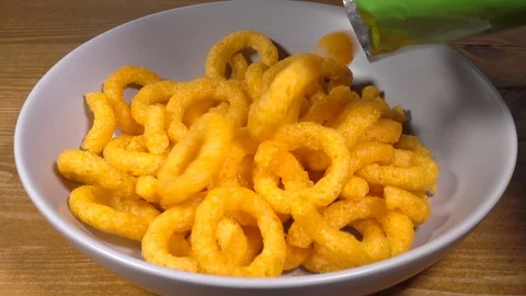 Normal speed and slow motion – Onion rings snack falling into a bowl. Video stock 105909528