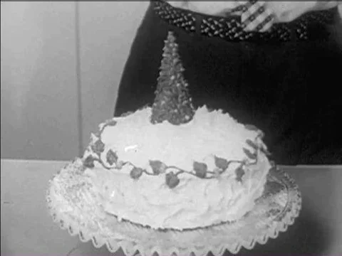 Norman Wilson demonstrates how to create stylized cake decorating elements withƒ Stock Footage 75275656