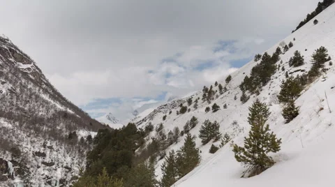 North Ossetia. The movement of clouds in the snowy Caucasus mountains in winter. Vídeo Stock 61452307