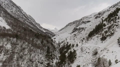 North Ossetia. The movement of clouds in the snowy Caucasus mountains in winter Vídeo Stock 61452389