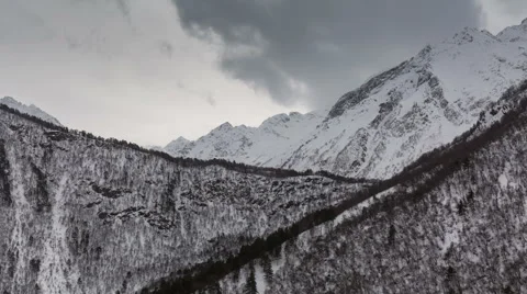 North Ossetia. The movement of clouds in the snowy Caucasus mountains in winter 스톡 동영상 61452422