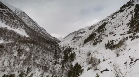 North Ossetia. The movement of clouds in the snowy Caucasus mountains in winter. Vídeo Stock 61452537