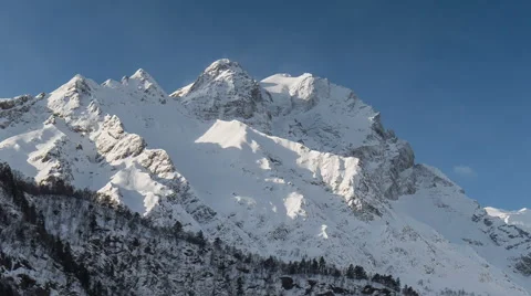 North Ossetia. The movement of clouds in the snowy Caucasus mountains in winter Vídeo Stock 61452801