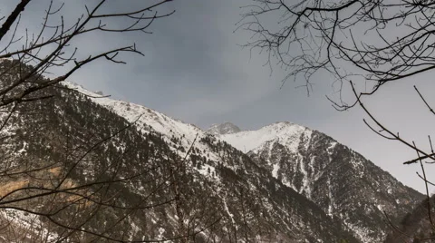 North Ossetia. The movement of clouds in the snowy Caucasus mountains in winter. Vídeo Stock 61453021