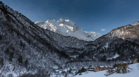 North Ossetia. The movement of clouds in the snowy Caucasus mountains in winter. Vidéo 61453481