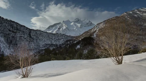 North Ossetia. The movement of clouds in the snowy Caucasus mountains in winter 스톡 동영상 61453676