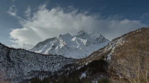 North Ossetia. The movement of clouds in the snowy Caucasus mountains in winter 스톡 동영상 61453736
