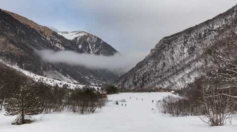 North Ossetia. The movement of clouds in the snowy Caucasus mountains in winter Vídeo Stock 61453820
