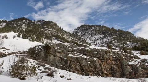 North Ossetia. The movement of clouds in the snowy Caucasus mountains in winter Vídeo Stock 61454337