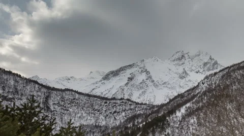 North Ossetia. The movement of clouds in the snowy Caucasus mountains in winter Vidéo 61454839