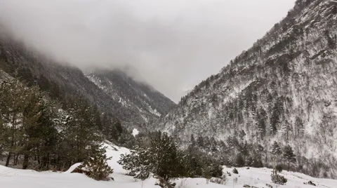 North Ossetia. The movement of clouds in the snowy Caucasus mountains in winter. 스톡 동영상 61454949