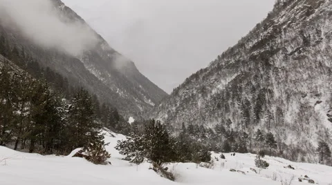 North Ossetia. The movement of clouds in the snowy Caucasus mountains in winter Vídeo Stock 61455201
