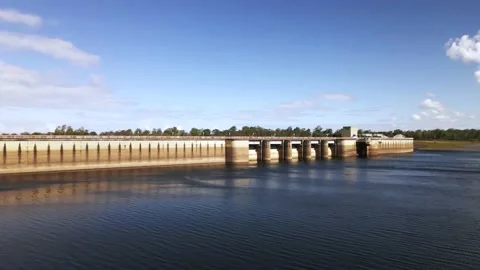 North Pine Dam – Dam Wall – Floodgates Reflections Movement Panorama Vidéo 154483048