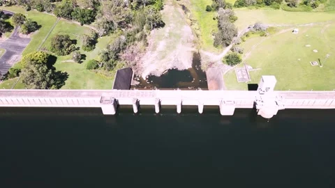 North Pine Dam – Top of Wall and Spillway – Loopable Video stock 154522664