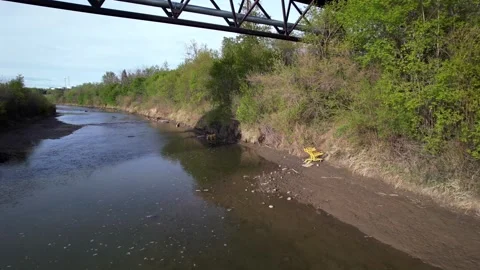 North Saskaatchewan River in Edmonton, Canada Vidéo 337081318
