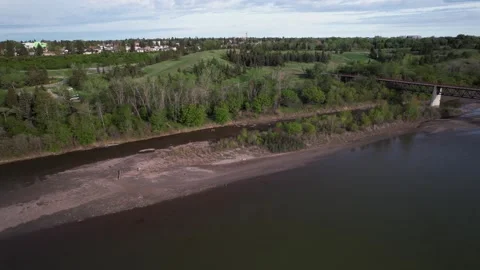 North Saskaatchewan River in Edmonton, Canada Vidéo 337081320