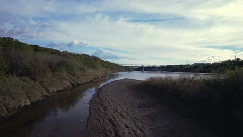 North Saskaatchewan River in Edmonton, Canada Vídeo Stock 337081359