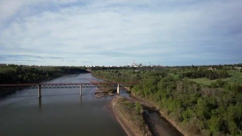 North Saskaatchewan River in Edmonton, Canada Vídeo Stock 337081381