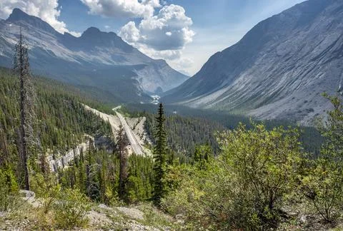 North Saskatchewan River Valley with the Icefields Parkway Highway Stock Photos