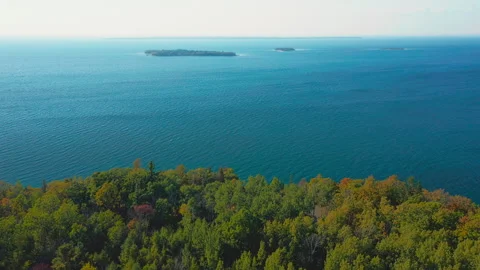 Northern Door County forest overlooking Lake Michigan and distant islands — 스톡 동영상 319993489